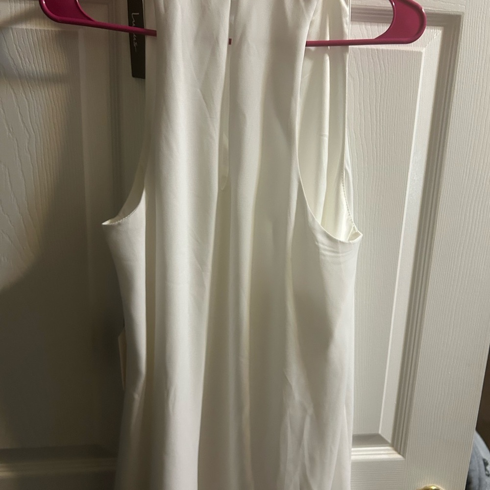 Elegant White Sleeveless Dress - Picture 2 of 4